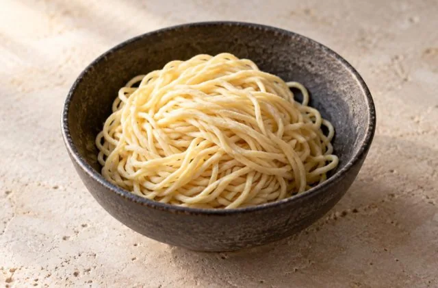 Nouilles ramen fraîches dans un bol en céramique japonaise
