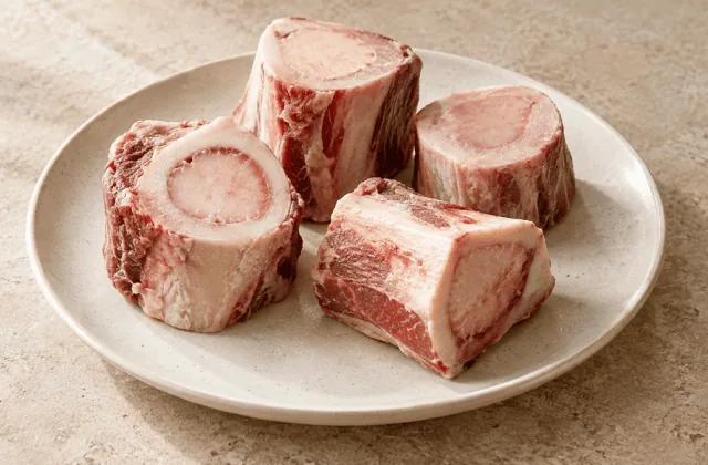 Os de bœuf crus coupés avec leur moelle sur une assiette