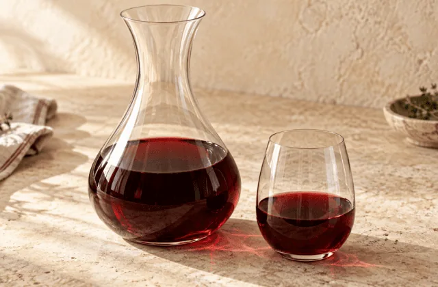 Vin rouge dans une carafe et un verre transparents