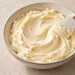 Crème au beurre traditionnelle lisse dans un bol en grès