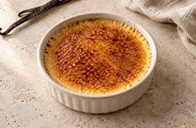 Crème brûlée classique à la vanille avec fine croûte caramélisée