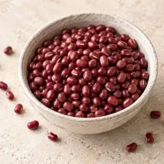 Haricots azuki secs rouges dans un bol en grès
