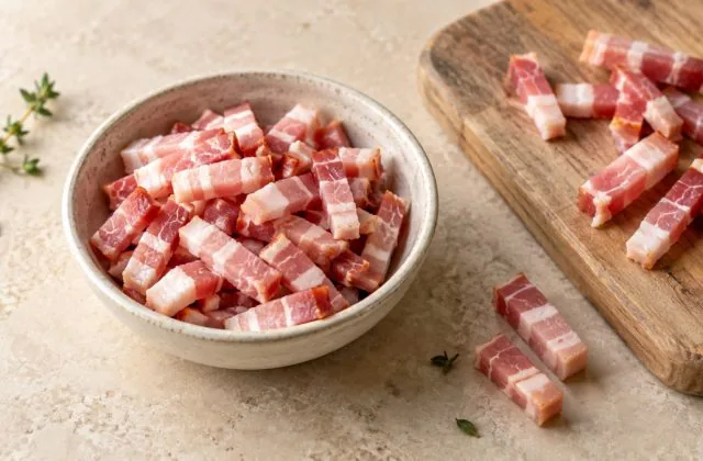 Lardons crus fumés dans un bol en grès