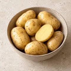 Pommes de terre à chair ferme dans un bol en grès