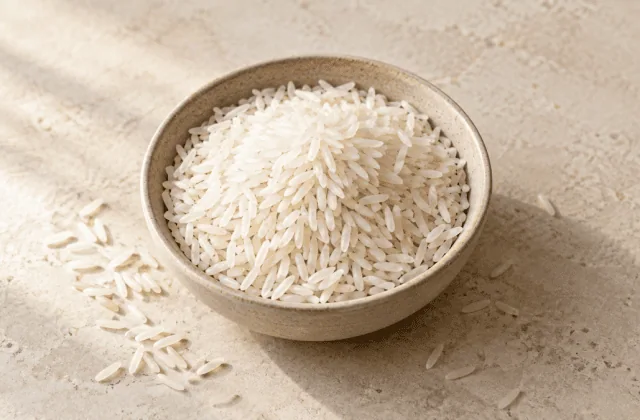 Riz blanc cru dans un bol en grès
