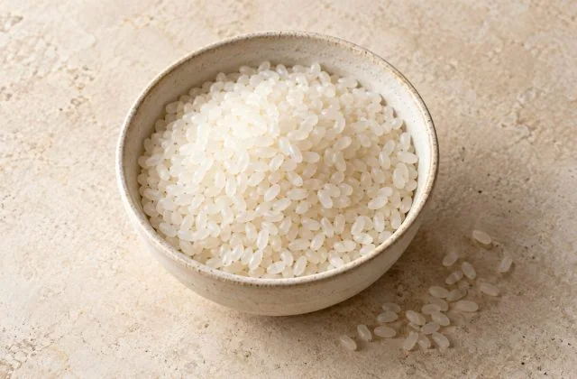 Riz japonais cru à grains courts dans un bol en céramique
