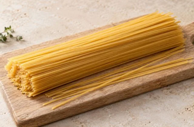Spaghetti italiens secs sur une planche en bois