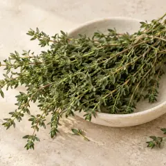 Brins de thym frais dans une coupelle en grès
