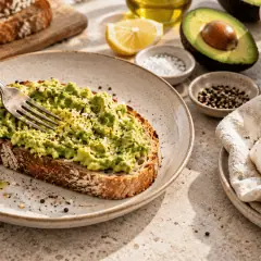 Avocado toast à l’œuf poché
