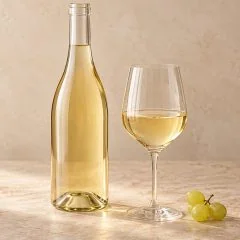 Vin blanc aligoté dans une bouteille et un verre