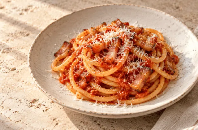 Bucatini all amatriciana avec guanciale, tomate et pecorino romano