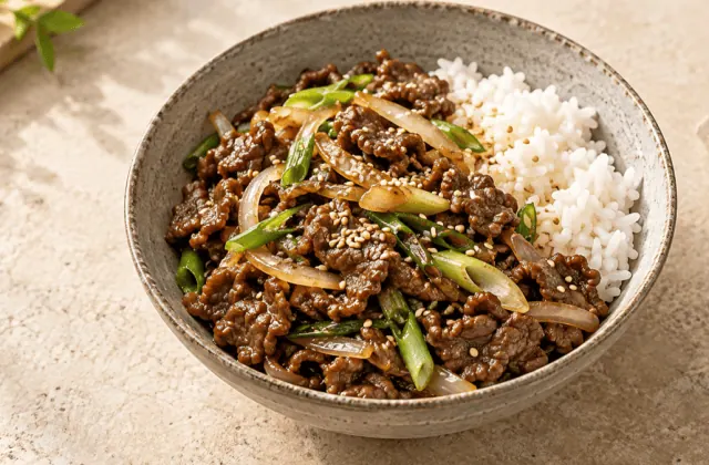 Bœuf bulgogi coréen avec oignon, cébette, sésame et riz