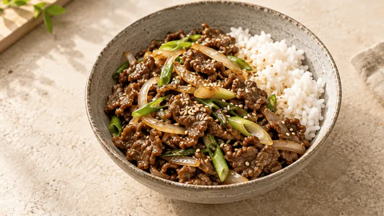 Bœuf bulgogi coréen avec oignon, cébette, sésame et riz