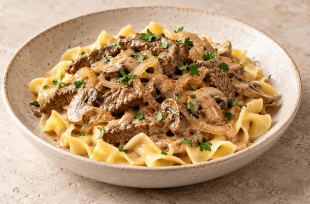 Bœuf Stroganoff aux champignons et oignons servi avec des nouilles aux œufs