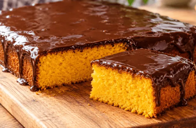 Bolo de cenoura brésilien à la mie orange nappé de chocolat