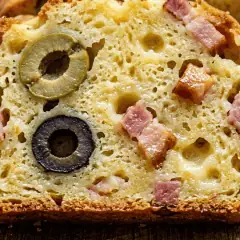 Cake aux olives et lardons