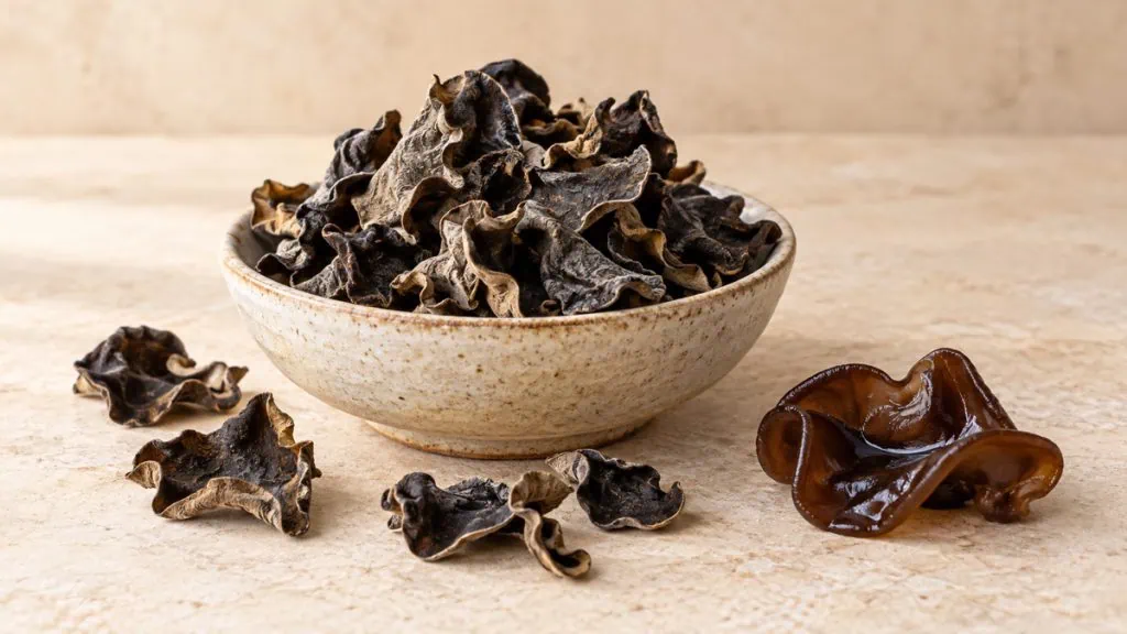 Champignons noirs séchés et réhydratés dans un bol