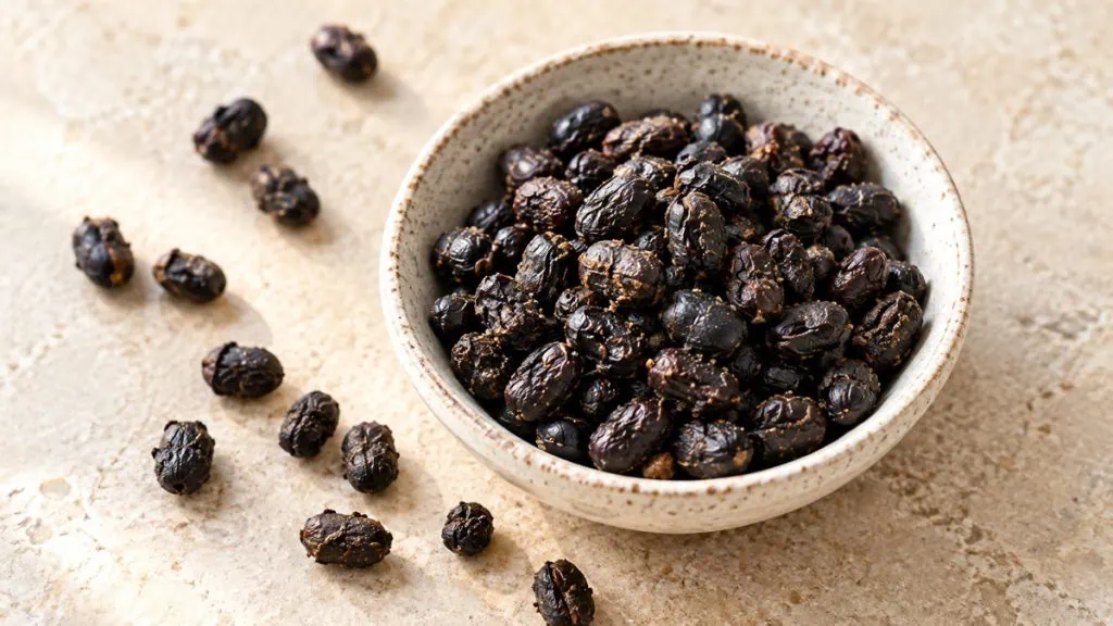 Fèves de soja noir fermentées douchi dans une coupelle