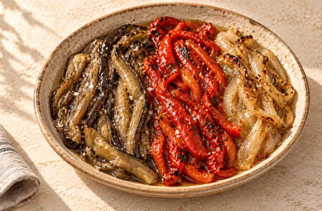 Escalivada catalane aux aubergines, poivrons rouges et oignons braisés en longues lanières