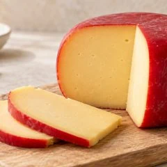 Fromage edam à cire rouge entier, coupé et tranché