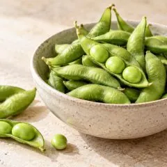 Gousses d’edamame fraîches dont certaines ouvertes sur leurs fèves