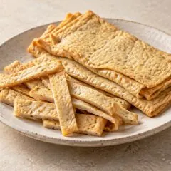 Gâteaux de poisson coréens eomuk en feuilles et en bandes