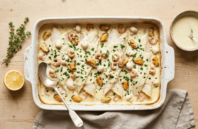 Filets de sole normande maison au plat, nappés de sauce à la crème avec moules, crevettes grises et champignons