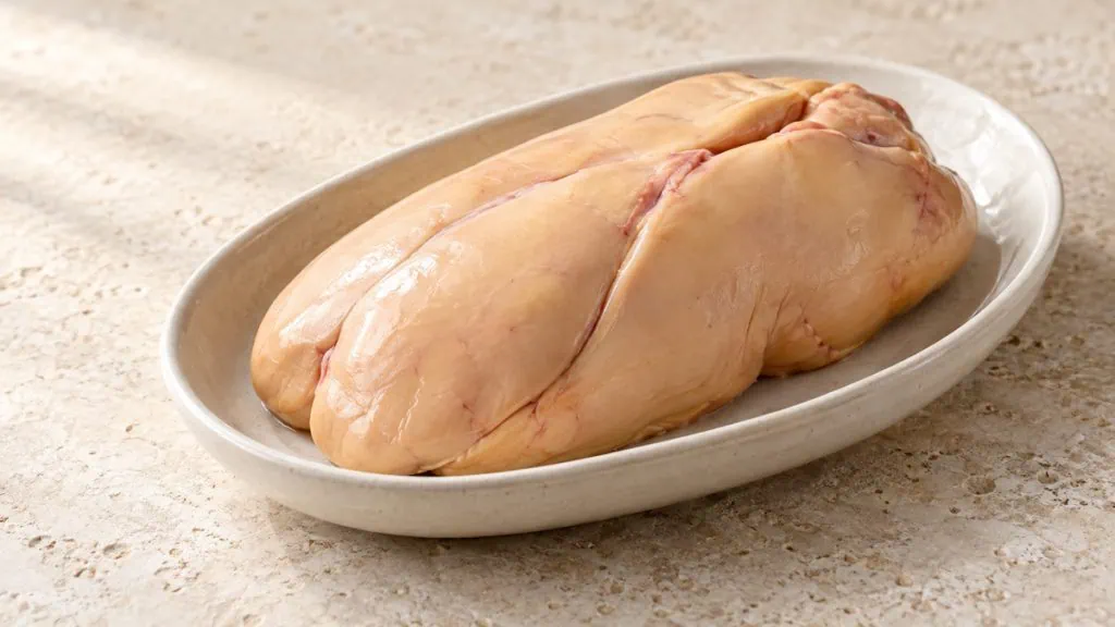 Foie gras de canard cru entier aux lobes ivoire rosé