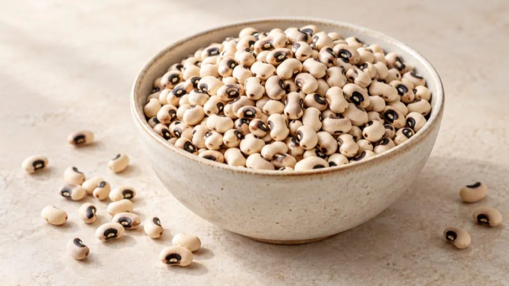 Haricots cornille secs crème avec leur œil noir caractéristique
