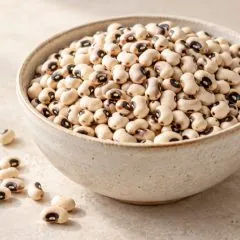 Haricots cornille secs crème avec leur œil noir caractéristique