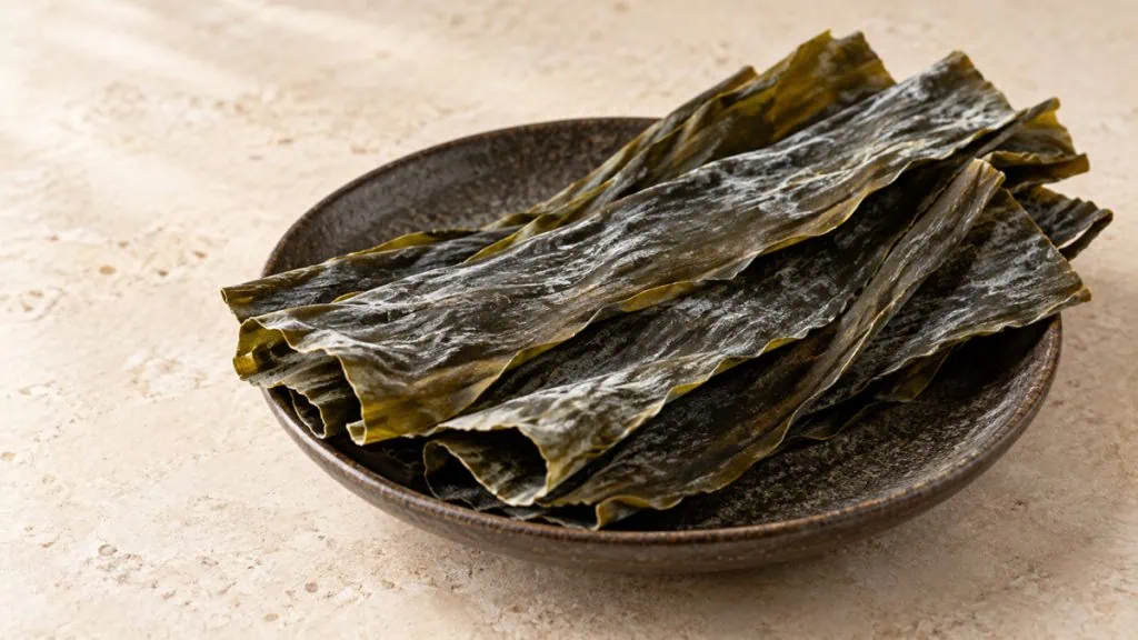 Larges feuilles sèches de kombu brun-vert sombre