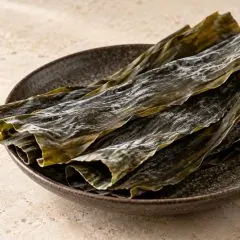 Larges feuilles sèches de kombu brun-vert sombre