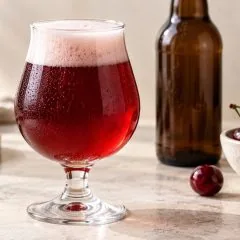 Verre de bière kriek rouge à la cerise avec bouteille neutre