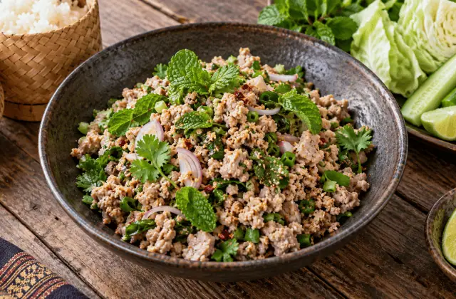 Larb de porc aux échalotes, menthe, coriandre, citron vert et riz grillé