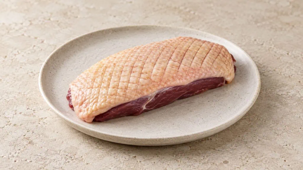 Magret de canard cru avec peau quadrillée