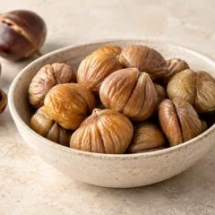 Marrons cuits et châtaignes entières dans un bol en grès