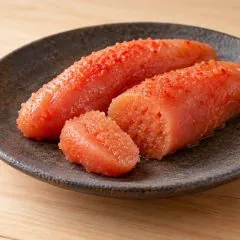 Poches d’œufs de poisson pimentés mentaiko sur une assiette japonaise