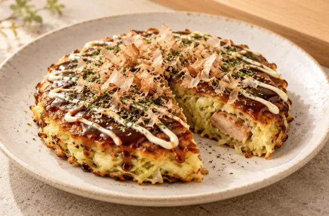 Okonomiyaki d’Osaka au chou et porc avec sauce, mayonnaise et bonite