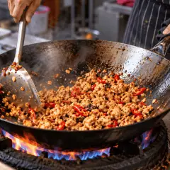 Pad kra pao au poulet