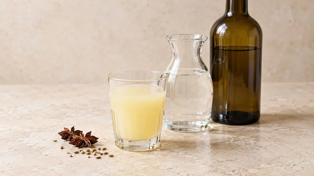 Verre de pastis dilué accompagné d’une carafe d’eau