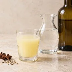 Verre de pastis dilué accompagné d’une carafe d’eau