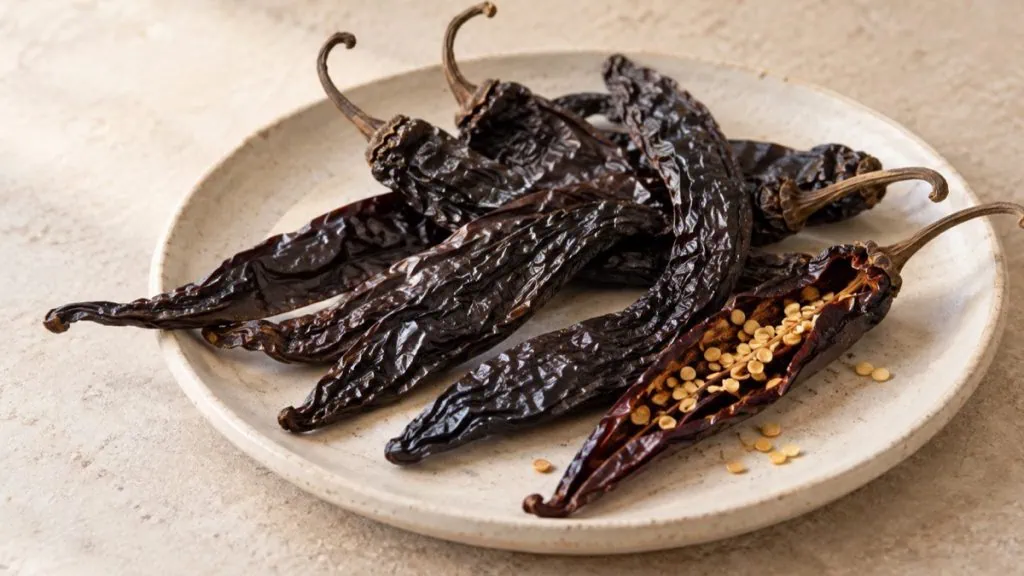 Piments pasilla mexicains séchés, longs et brun noir