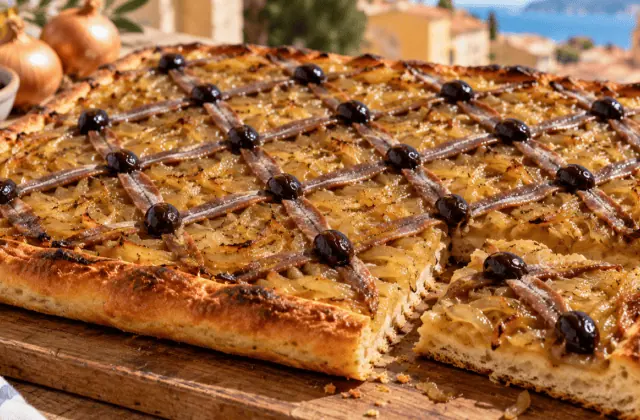 Pissaladière niçoise aux oignons fondants, anchois en croisillons et olives noires