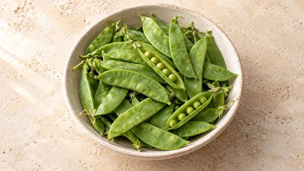 Pois mange-tout frais dans un bol en grès