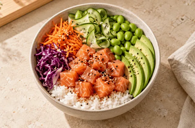 Poké bowl au saumon, riz, avocat, concombre et edamame