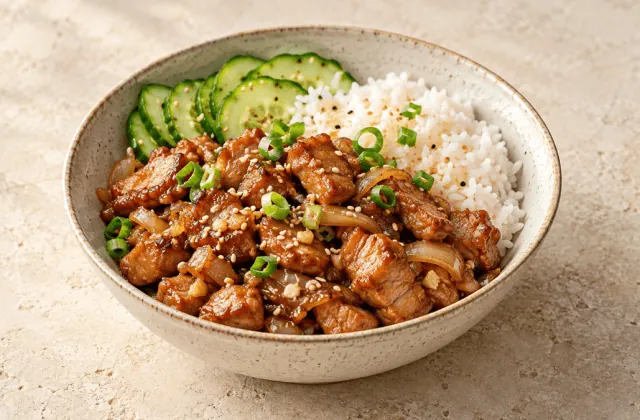 Porc au caramel express avec riz, concombre et ciboule