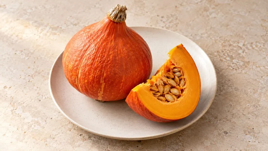 Potimarron entier et coupé montrant sa chair orange