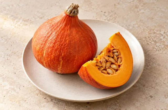 Potimarron entier et coupé montrant sa chair orange