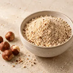 Poudre de noisettes avec quelques noisettes entières
