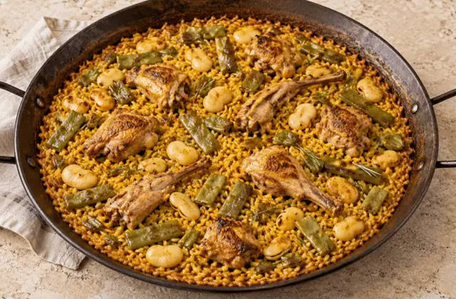 Paella valenciana traditionnelle au poulet, lapin et haricots
